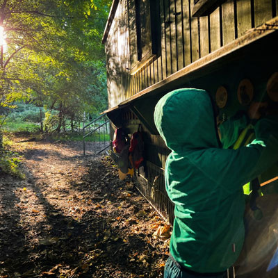 Kinder kommen im Wald an
